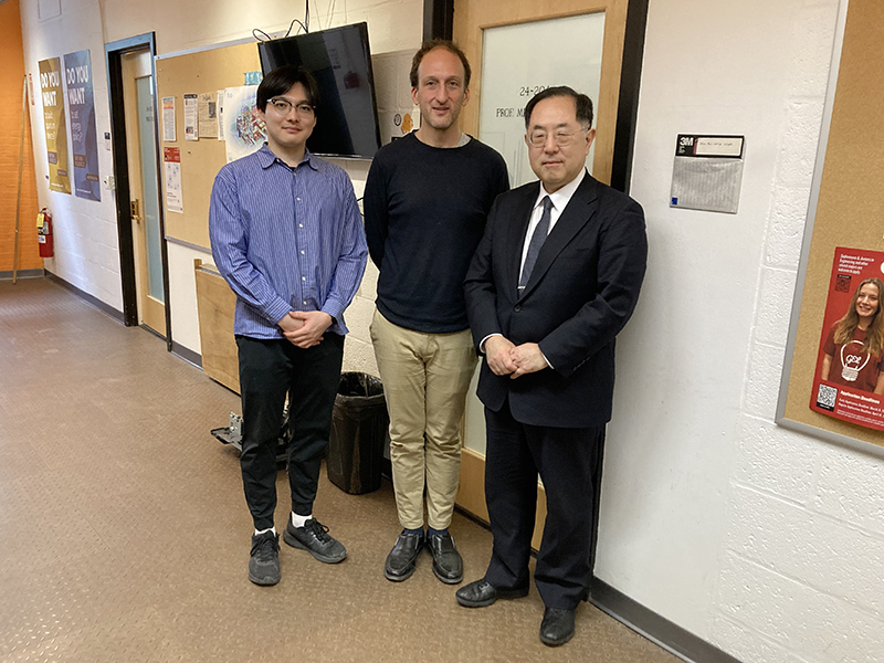 左から宮岸さん、ショート教授、小原代表